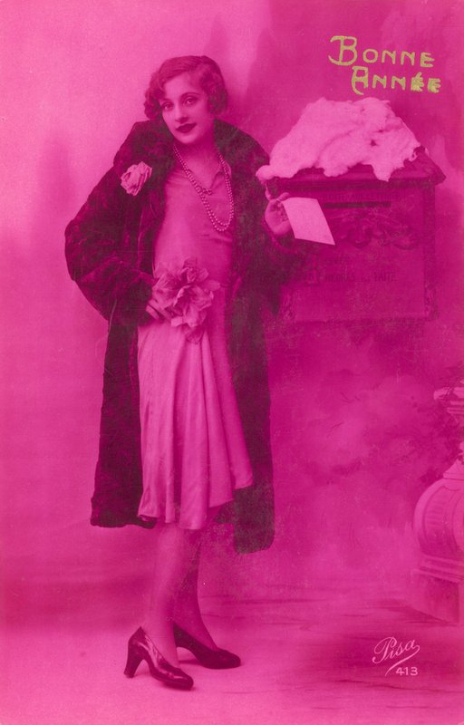 Ragazza elegante che sta per imbucare una cartolina di auguri di Capodanno da French Photographer