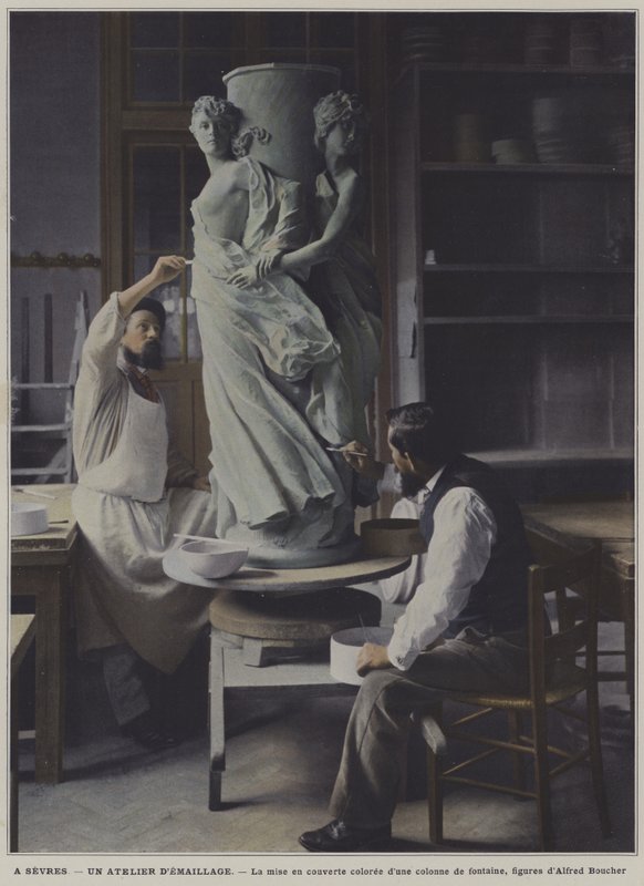 Laboratorio di smaltatura alla fabbrica di porcellane di Sevres, Francia da French Photographer