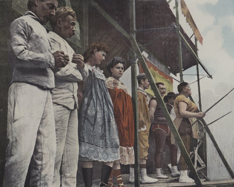 Intrattenitori da fiera sul palco (foto a colori) da French Photographer