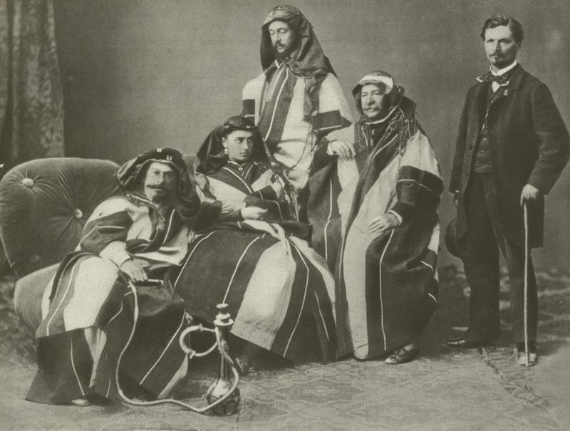 Ferdinand De Lesseps (secondo da destra) al lavoro sul canale di Suez da French Photographer