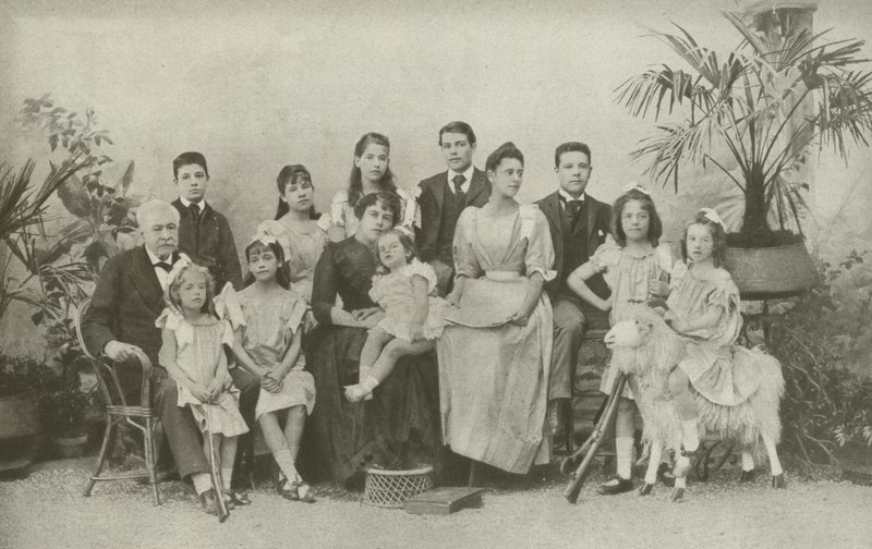 Ferdinand De Lesseps, con sua moglie e i suoi figli da French Photographer