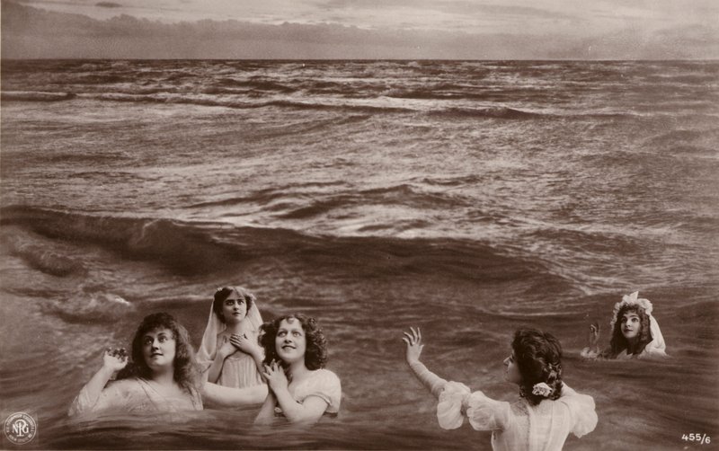 Cinque donne vestite nel mare da French Photographer