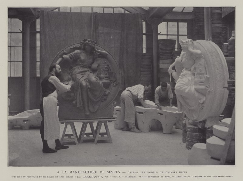 Galleria dei pezzi grandi nella fabbrica di porcellane di Sevres, Francia da French Photographer