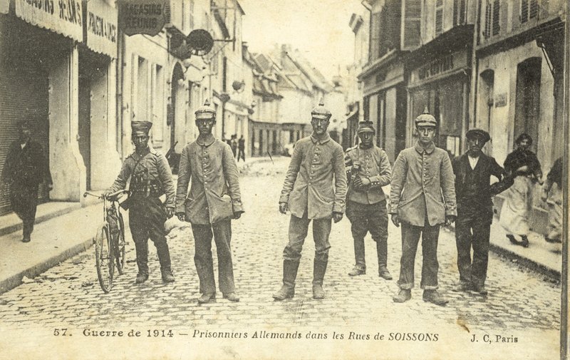 Prigionieri tedeschi per le strade di Soissons, Francia, Prima Guerra Mondiale da French Photographer