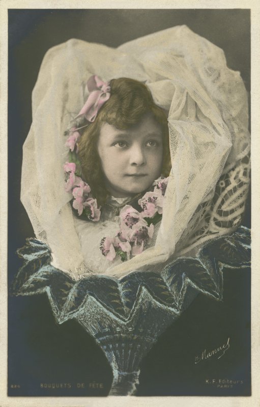 Ragazza in un fiore da French Photographer