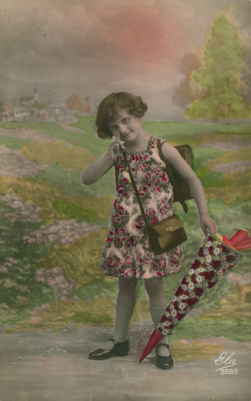 Ragazza in abito floreale, che porta un cono decorato con fiori da French Photographer