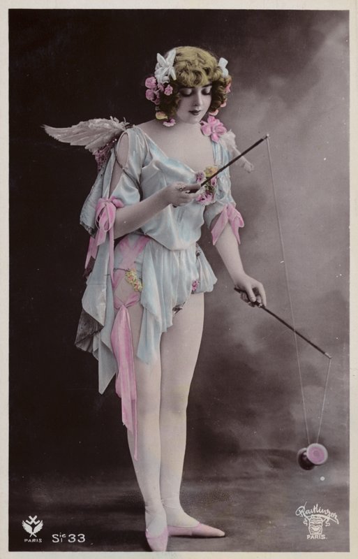 Ragazza che gioca con il diabolo da French Photographer