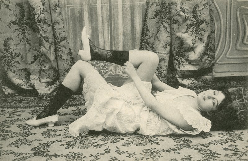 Ragazza che si tira su i calzini da French Photographer
