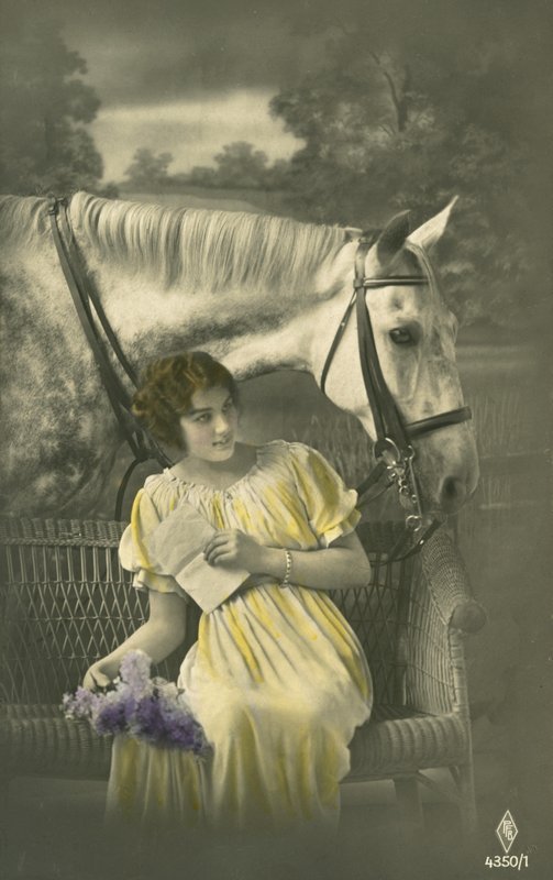 Ragazza seduta sul divano con un cavallo bianco dietro (foto a colori) da French Photographer