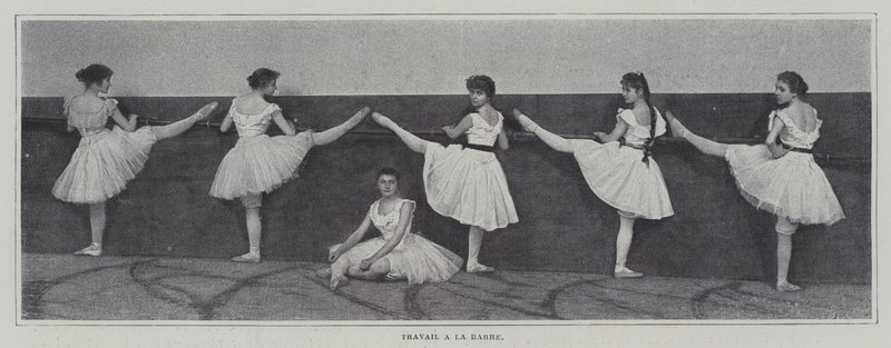 Ragazze che eseguono esercizi alla sbarra in una lezione di balletto da French Photographer