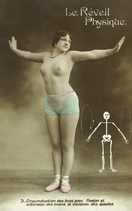 Donna mezza nuda che fa esercizi da French Photographer
