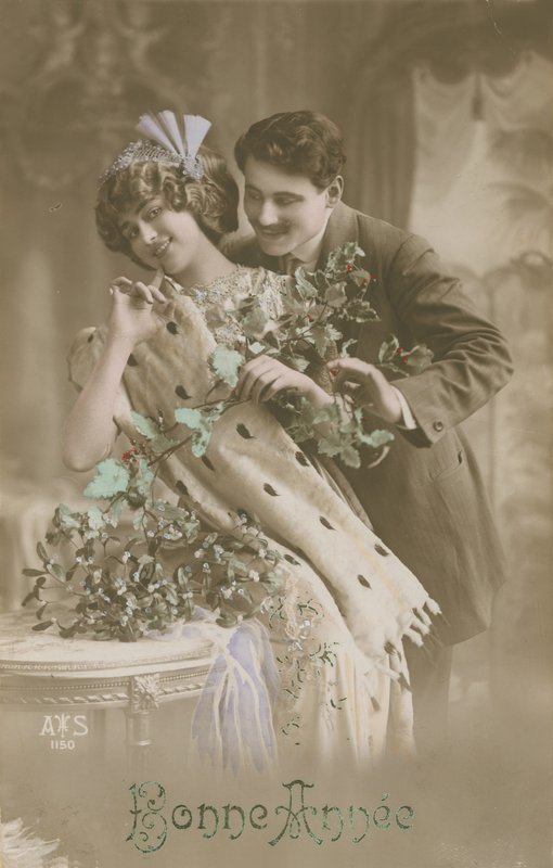 Auguri di Buon Anno con coppia romantica che tiene il vischio, 1913 (fotografia colorata a mano) da French Photographer