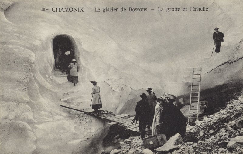 Grotta di ghiaccio e scala, Ghiacciaio di Bossons, Chamonix, Francia da French Photographer