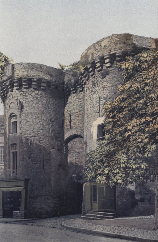 Laval, Porta Beucheresse, Lato S O da French Photographer