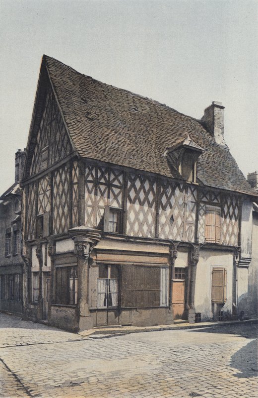 Levroux, Antica casa in legno sulla piazza da French Photographer