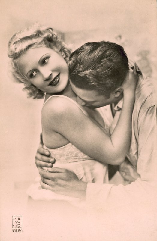 Uomo che abbraccia una donna e le bacia il petto (foto b/n) da French Photographer