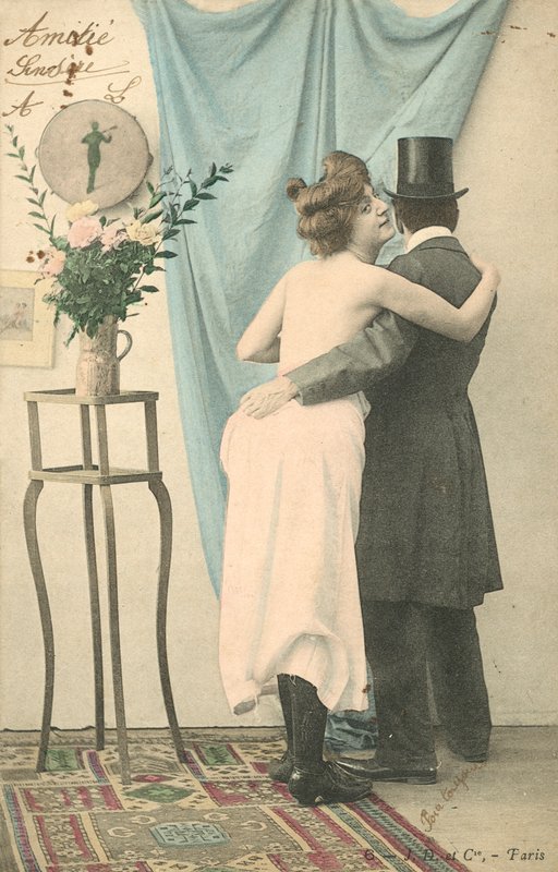 Uomo con cilindro con il braccio intorno a una donna mezza vestita da French Photographer