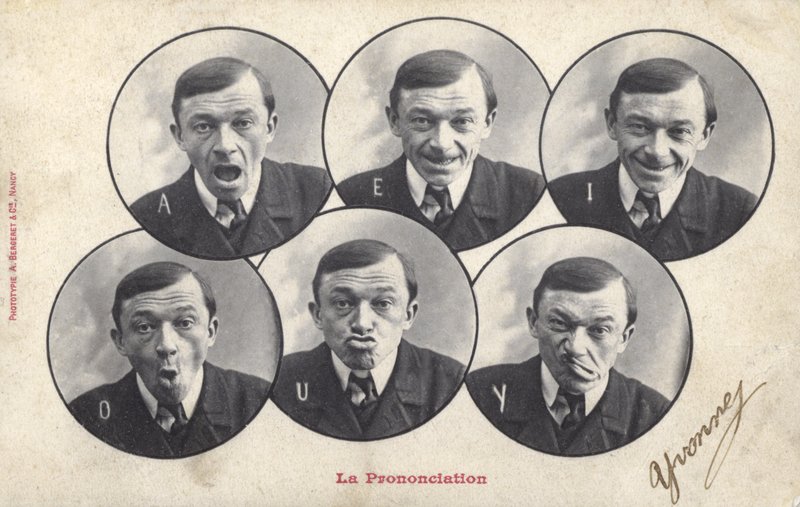 Uomo che fa smorfie (foto in bianco e nero) da French Photographer