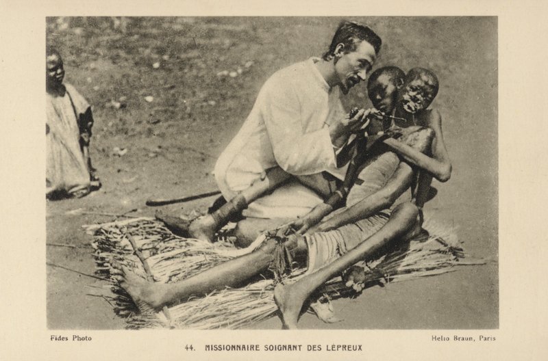 Missionario che cura i lebbrosi da French Photographer