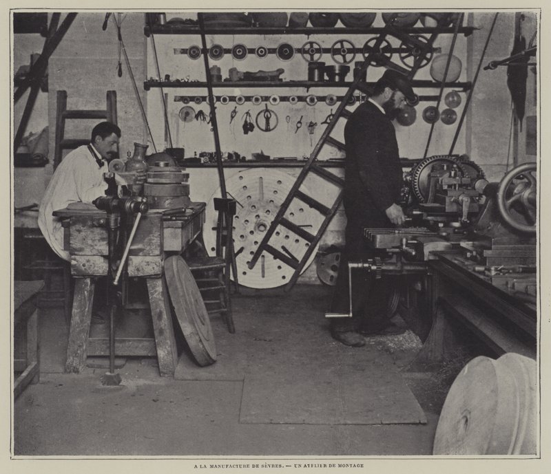 Laboratorio di montaggio alla fabbrica di porcellane di Sèvres, Francia da French Photographer