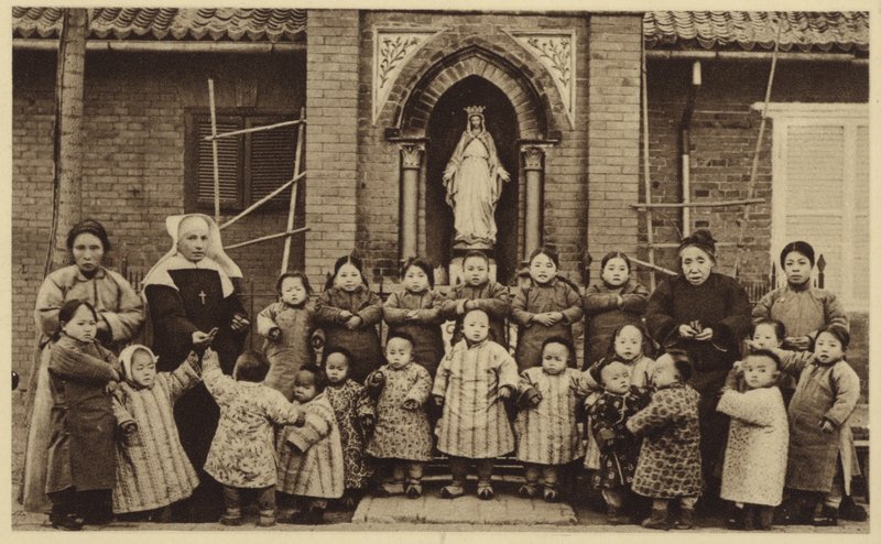 Orfani posano fuori dal loro orfanotrofio in Cina da French Photographer