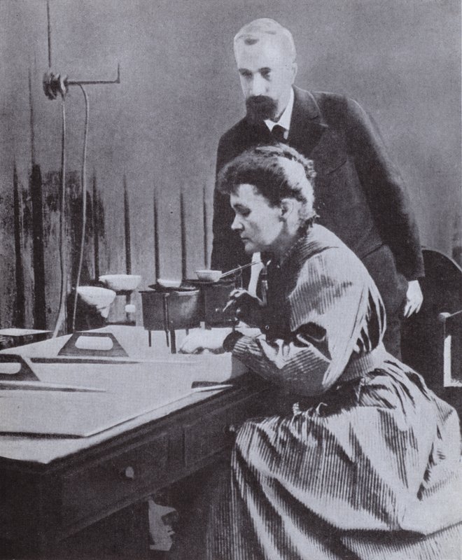 Pierre e Marie Curie, scopritori del Radio, nel loro laboratorio all