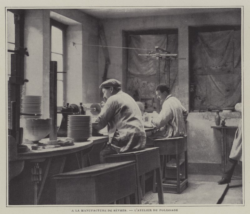 Laboratorio di lucidatura alla fabbrica di porcellane di Sevres, Francia da French Photographer