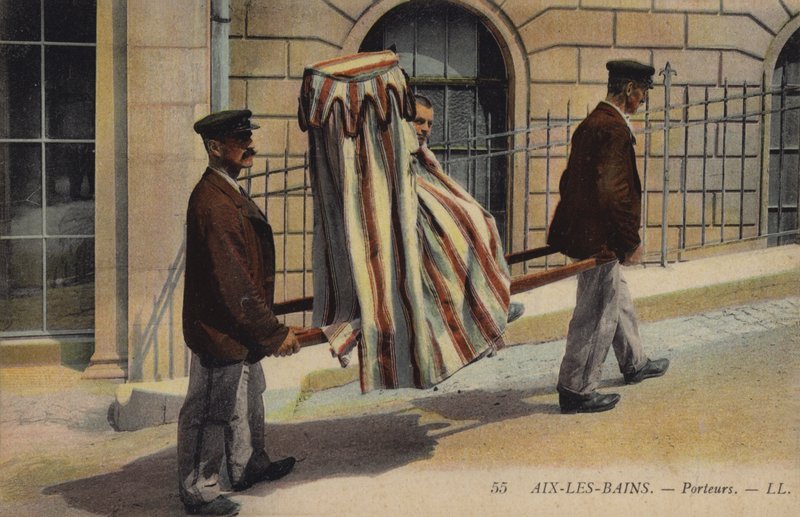 Portatori che trasportano un paziente a Aix-Les-Bains da French Photographer