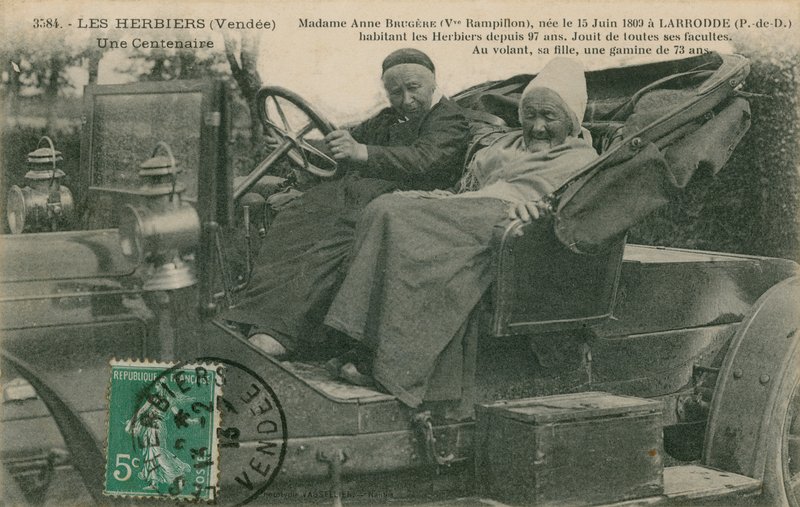 Madame Anne Brugere in automobile con sua figlia di 73 anni, Les Herbiers, 1913 da French Photographer
