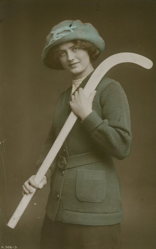 Cartolina di una giovane donna con una mazza da hockey sulla spalla da French Photographer