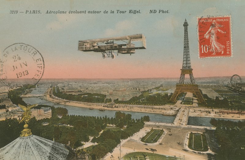 Aeroplano che gira intorno alla Torre Eiffel, 1913 (foto colorata a mano) da French Photographer