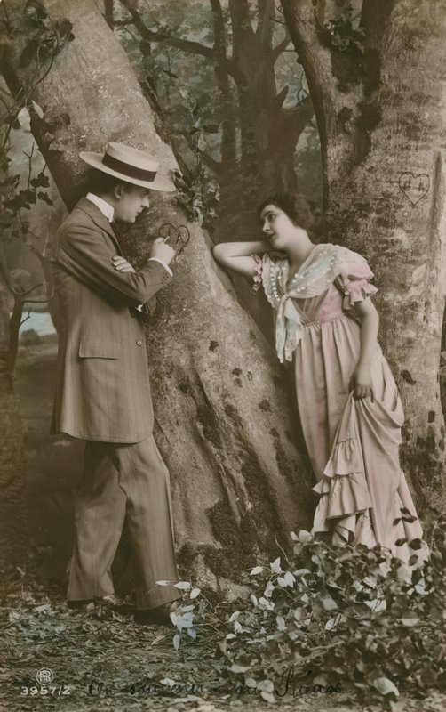 Cartolina di innamorati che incidono un cuore su un albero da French Photographer
