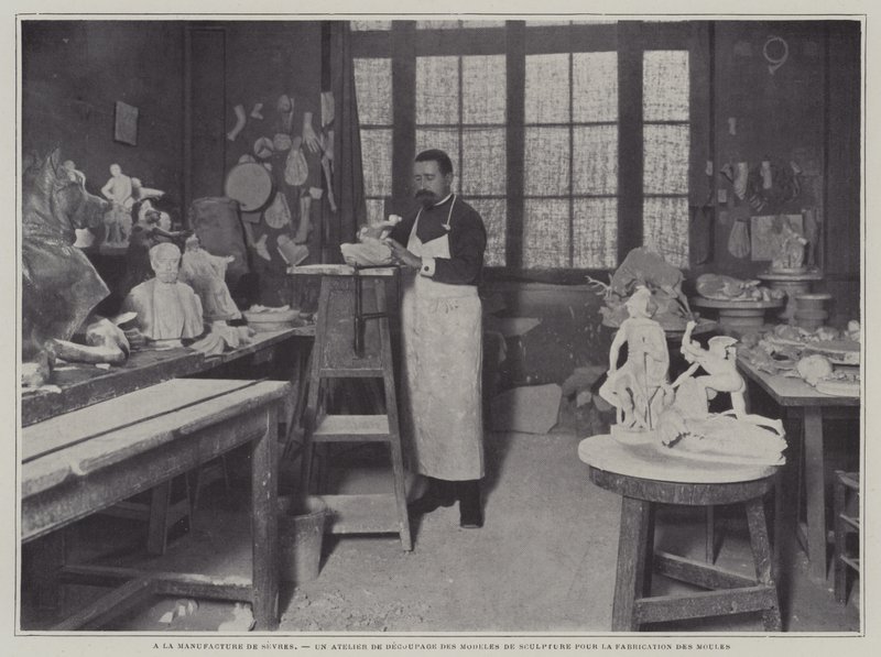 Preparazione degli stampi in un laboratorio della fabbrica di porcellane di Sevres, Francia da French Photographer