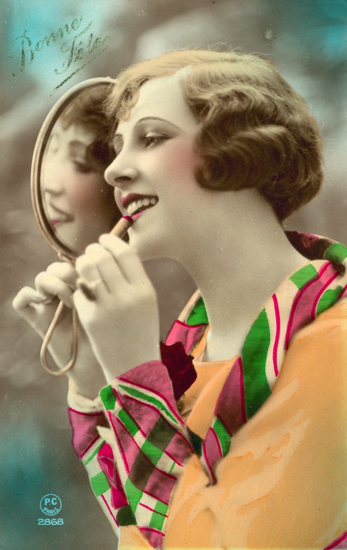 Ragazza carina che applica il rossetto, usando uno specchio da French Photographer