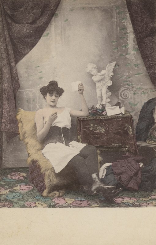 Ragazza mezza vestita che legge una lettera da French Photographer