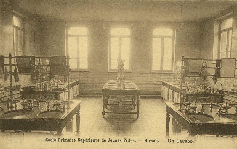 Bagno della scuola primaria, Hirson da French Photographer