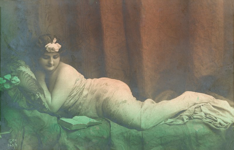 Ragazza sdraiata, che legge da French Photographer