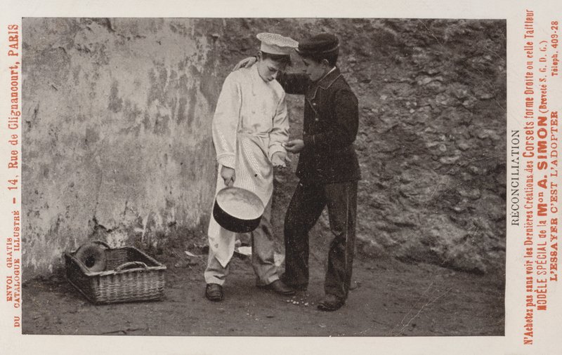 Riconciliazione tra due ragazzi che lavorano in hotel o ristorante da French Photographer