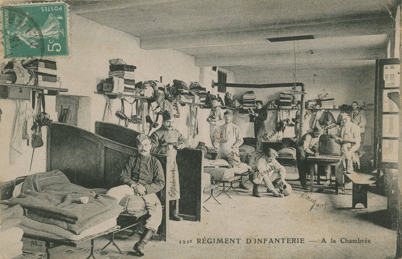 Soldati del 121º Reggimento di Fanteria Francese nelle loro caserme da French Photographer