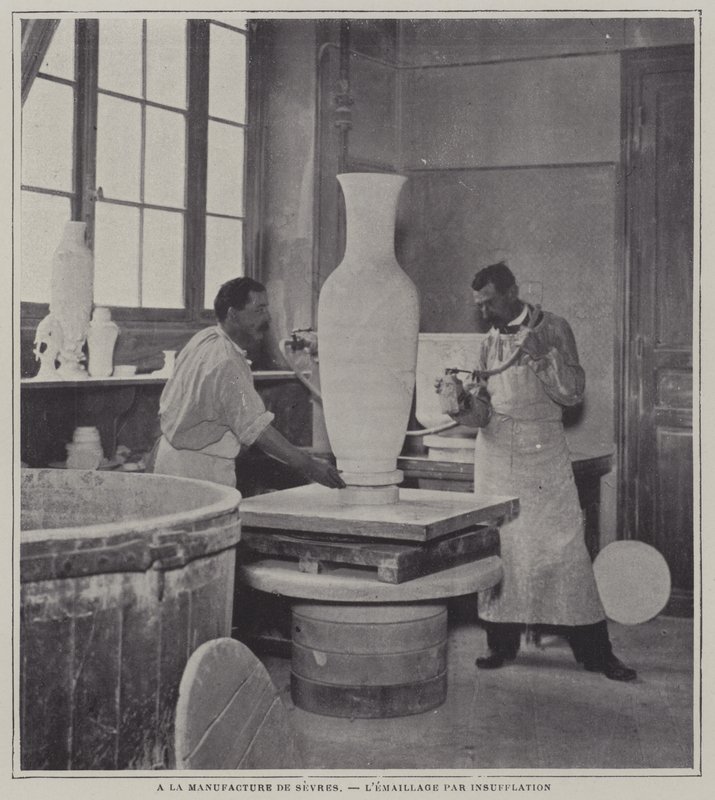 Smaltatura a spruzzo di un vaso alla fabbrica di porcellane di Sevres, Francia da French Photographer