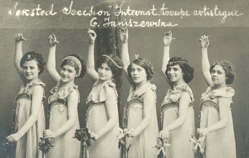 Gruppo di giovani ballerine, sorridenti da French Photographer