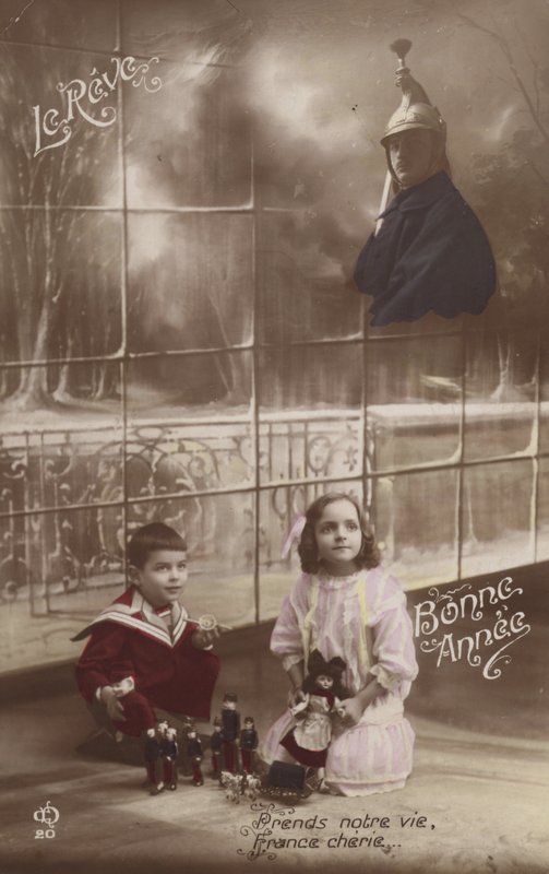 Due bambini giocano con i loro giocattoli e pensano al loro padre soldato da French Photographer