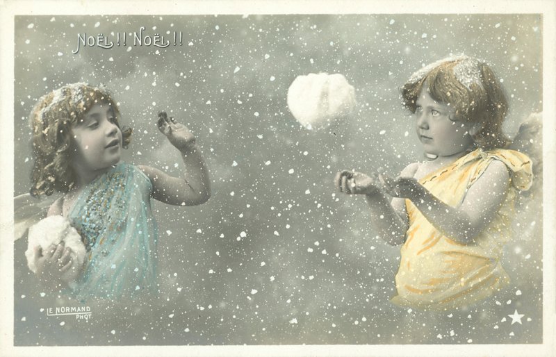 Due angeli ragazze che si lanciano palle di neve da French Photographer