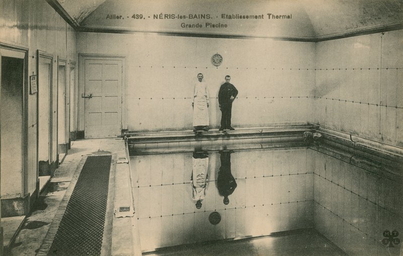 Due uomini nei bagni termali a Neris les Bains in Francia da French Photographer