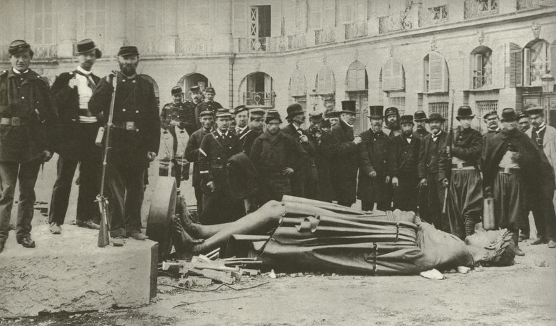 Colonna Vendôme, dopo essere stata abbattuta il 16 maggio 1871 da French Photographer