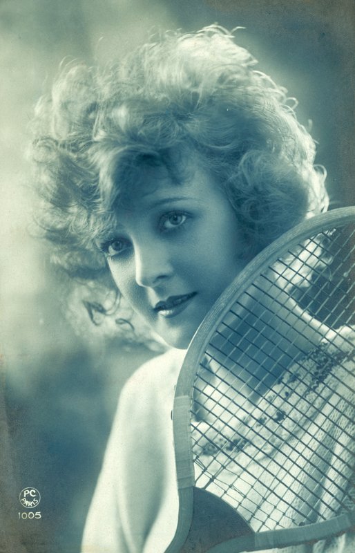 Donna con racchetta da tennis da French Photographer