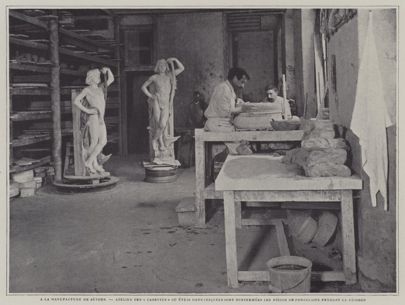 Laboratorio per la realizzazione di contenitori per pezzi di porcellana da cuocere alla fabbrica di porcellane di Sèvres, Francia da French Photographer