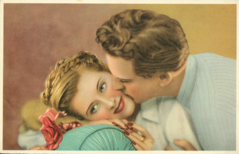 Giovane uomo che bacia una bella ragazza sulla guancia (foto) da French Photographer