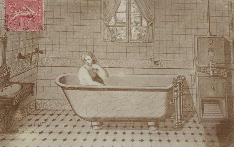 Una donna nella vasca da bagno in un bagno da French School