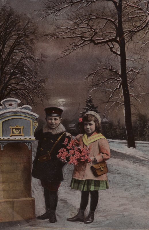 Ragazzo e ragazza nella neve, pronti a imbucare una lettera da French School